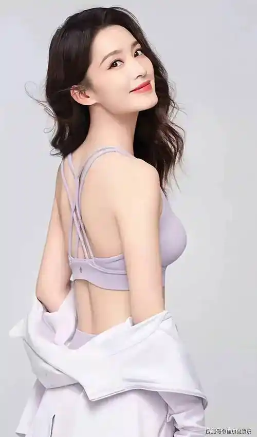 李沁躺在纸板上拍大片!