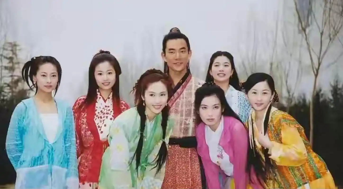 虽然当年任贤齐的楚留香,被不少人埋汰,但有朱孝天的楚留香垫底,小齐