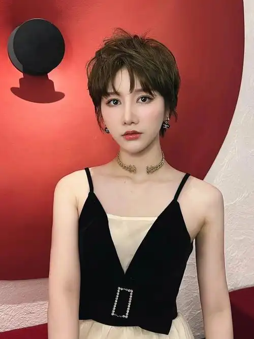 俏皮短发控750169好看的短发颜色