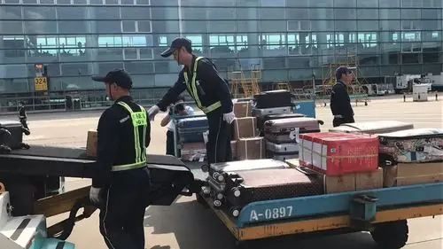 直播回放丨高温体验:烈日下机场地勤人员是怎么工作的