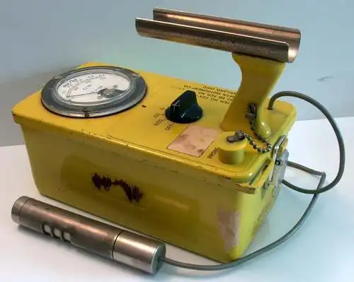 我做了一个复古点的盖革计数器,但只有一个喇叭咯咯咯的响,我想怎样