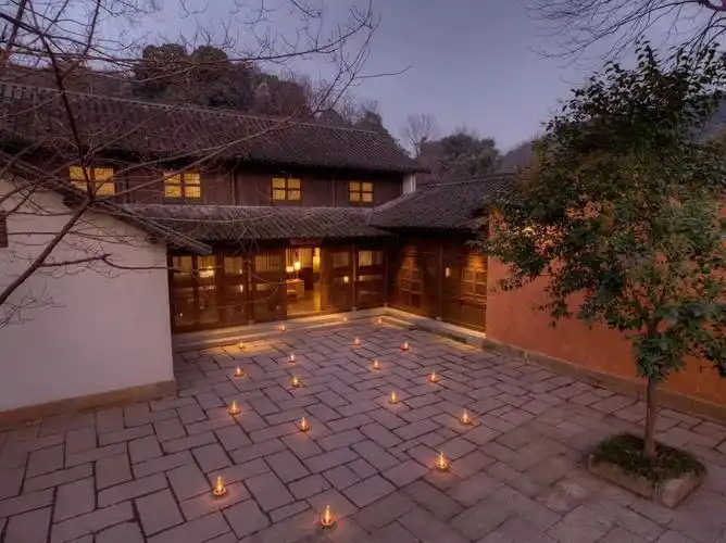 从险被拆除的古村到世界顶级奢侈酒店,杭州法云安缦让你禅意浓浓,置身