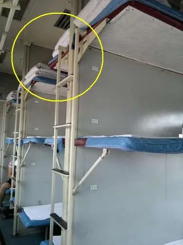 硬卧中铺离地面几米?