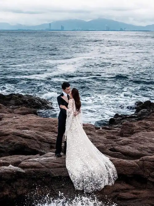 海景婚纱照礁石海边6k拿下的三亚婚纱照