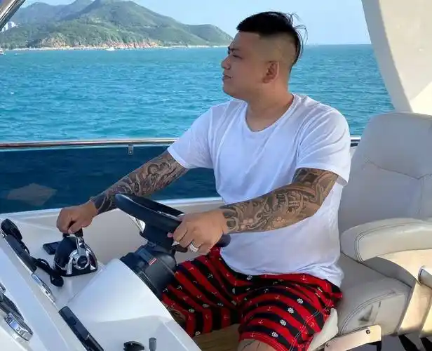 网红天津李四自称纹身爱好者,直播吹嘘:纹"龙盘柱",不用麻药_ks_平台