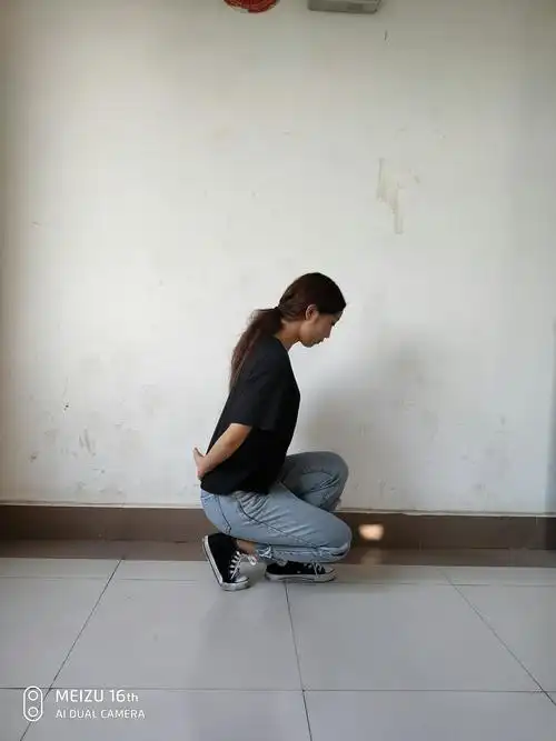 女士高低式蹲姿