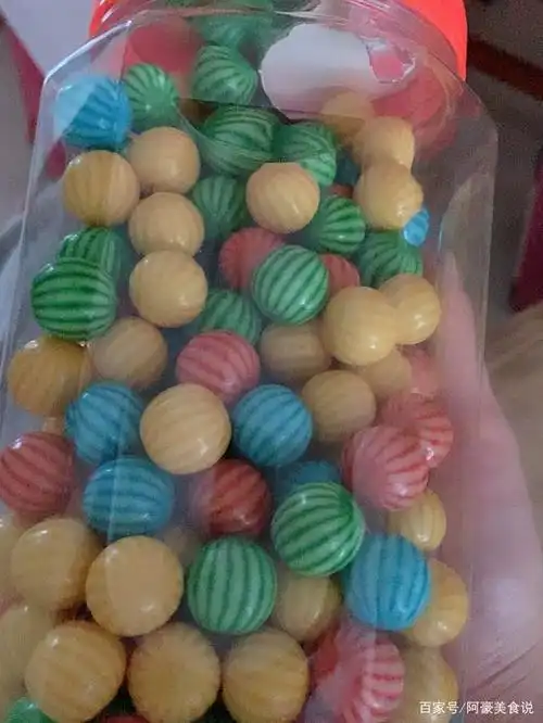 第一个:西瓜泡泡糖 一个颜色一种口味,记得小时候绿色的就是西瓜味的