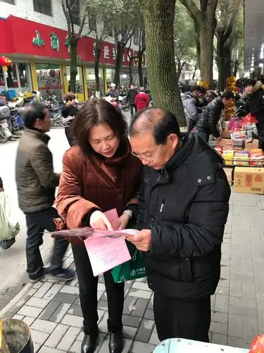 在街边小摊发传单!