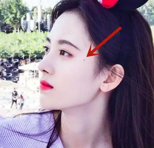 同是泪痣美人躲过了张嘉倪逃过了迪丽热巴却被鞠婧祎留住