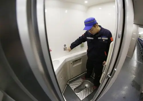 90后掏粪男孩每年掏700个高铁列车卫生间女朋友不愿拉手