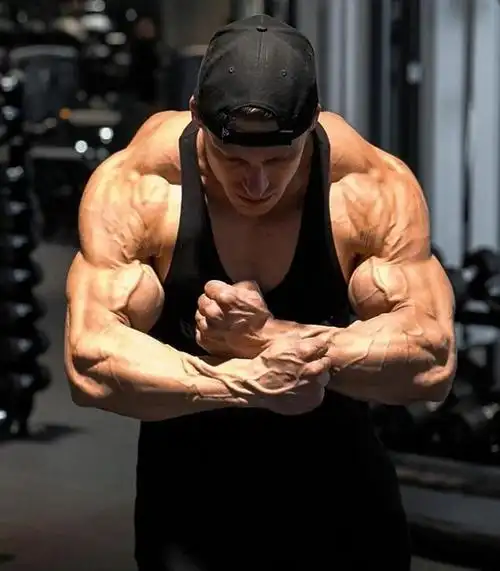 猛男奶爸"抖胸逗娃"刷爆全网,炸裂肌肉引百万妹子疯狂尖叫!