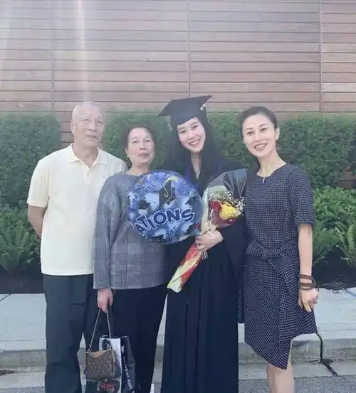 杨子前妻陶虹罕见出镜,穿格纹小黑裙知性减龄,优雅气不输黄圣依_女性