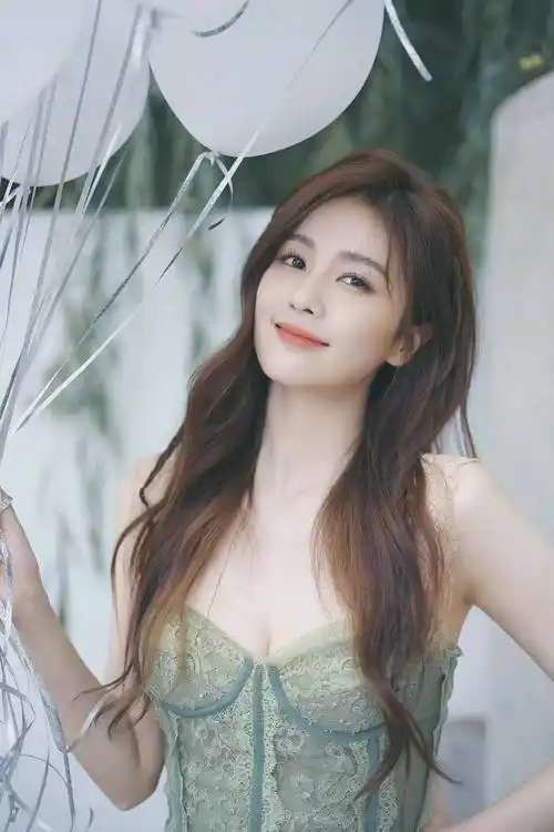 白鹿身材真的太棒了!一身抹胸公主裙将身材完美展现,太心动了插图14