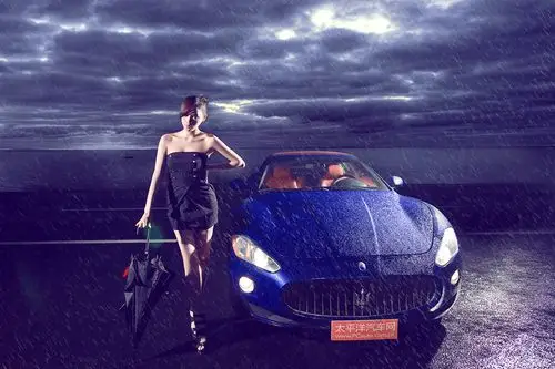 雨中的美女与玛莎拉蒂_太平洋汽车网