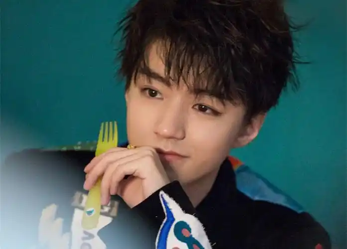 王俊凯帅气时尚壁纸_励志偶像王俊凯