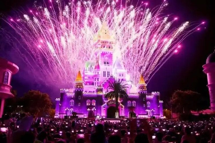 天津方特欢乐世界(飞越极限,熊出没历险等项目,过山车,大摆锤等大型