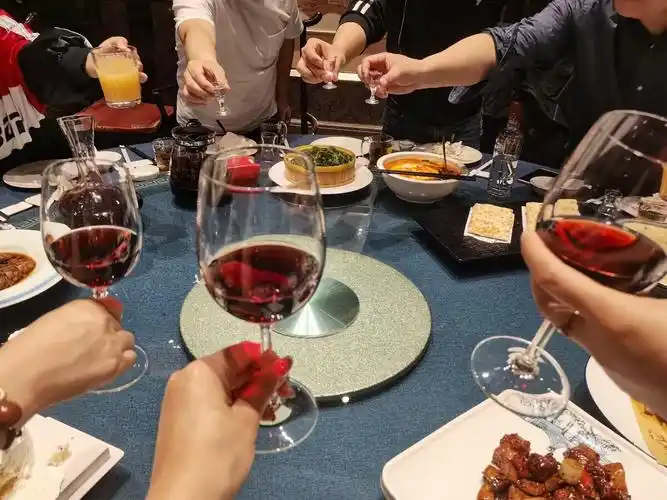 红酒聚会图片
