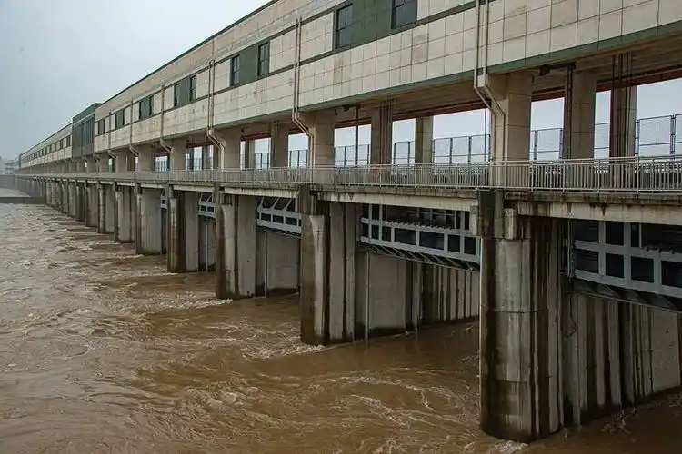 姚家枢纽33孔泄洪闸门全开进行泄洪