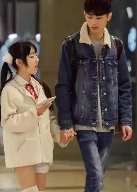 抖音最萌身高差情侣,相差30厘米,网友:这男的手放的位置好像不对