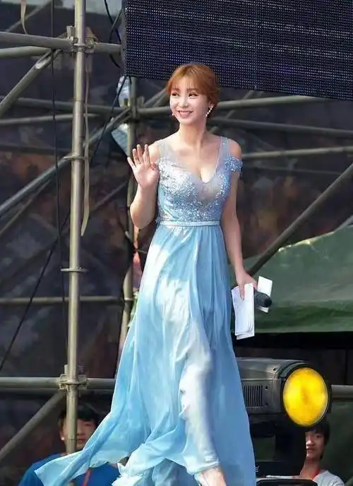 他在身材上有很大的优势,他美丽,高贵,女性化_衣服_裙子_长裙