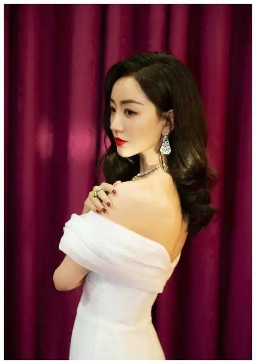 杨蓉绝美时刻身高不够身材来凑内娱最美性感花瓶