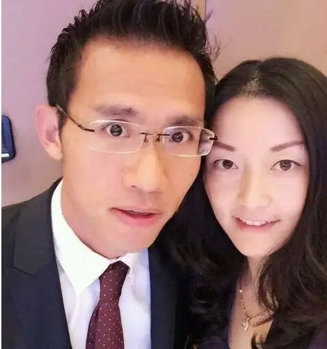 她与美籍华人张震一同步入了婚姻的殿堂,张震比杨扬大五岁,毕业于世界