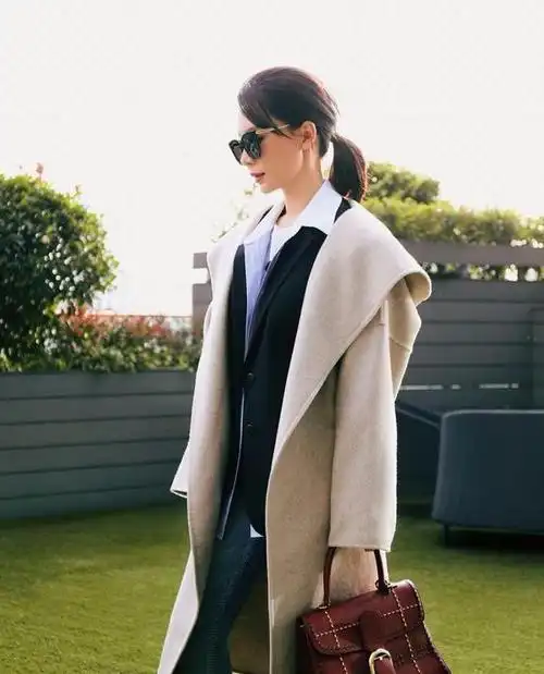 女人过了40想要赶时髦不妨看看陈数穿搭优雅大气美极了