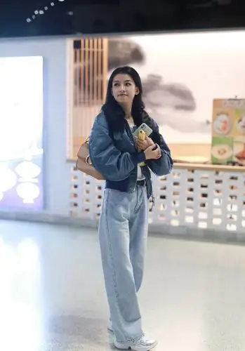 孙怡造型清新走机场飞行夹克引领时尚宽肩宛如小巨人