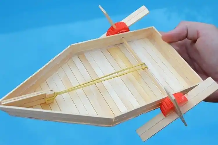 手工制作用冰棍棒制作一个小船还可以自己走