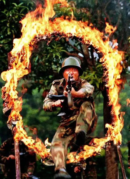 酷暑练兵,掉皮掉肉不掉泪,让人热泪盈眶的军旅图片