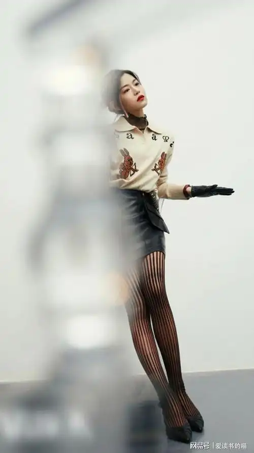 陈妍希黑丝装性感迷人红裙可爱引人入胜