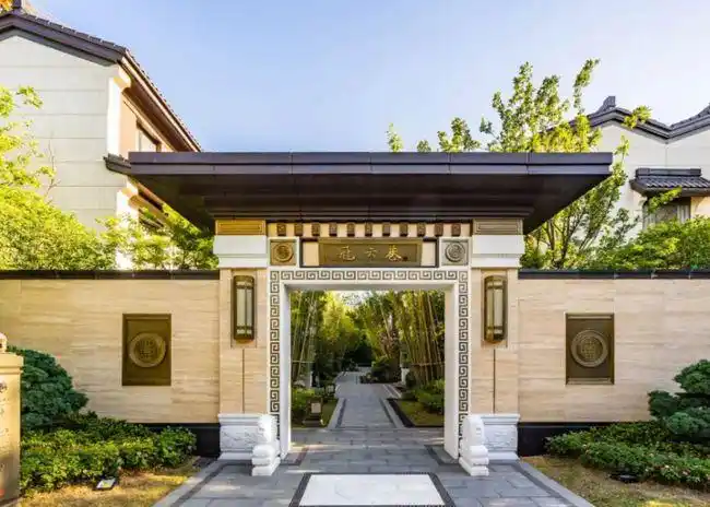 独门独院,专享独立门头,定制匾额挂于其上,紫铜方灯悬挂两侧,古朴门钹