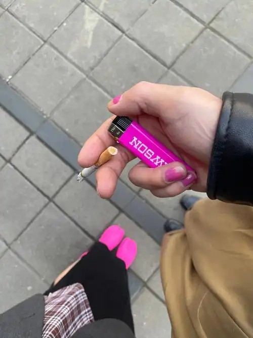 男生涂指甲油的几件事