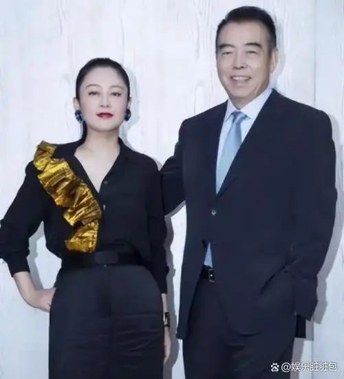 陈飞宇不仅完美地继承了母亲陈红的容貌,还继承了父亲陈凯歌高大的