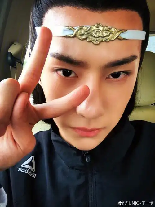 王一博终于晒自拍了