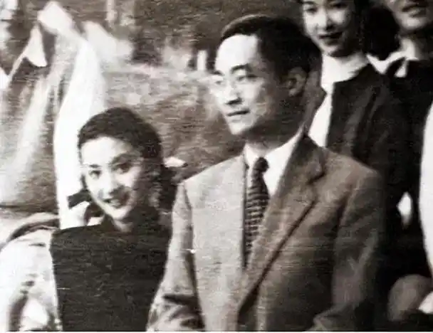 在香港,金庸迷恋夏梦的事情人尽皆知,朱玫也不例外.