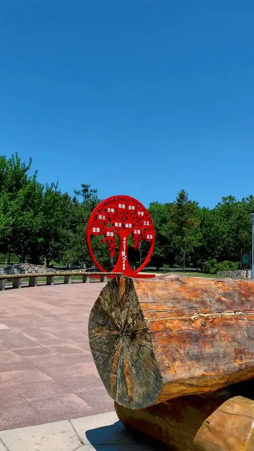 友谊公园位于人民大街谊民路交汇,是长春知名公园之一,双亭桥,荷花,黑