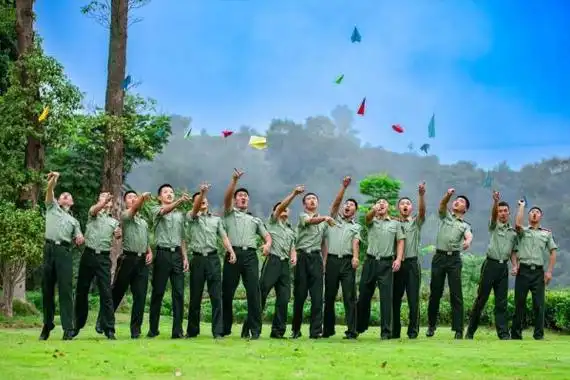 脱下心爱的军装,告别奉献血与汗的火热军营,挥别满是笑与泪的军旅青春