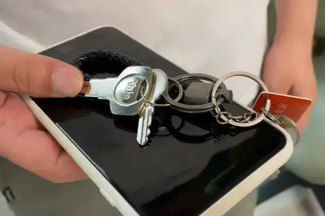 因为钥匙本身是很坚硬锋利的,如果放在一起很容易划伤手机屏幕,也有