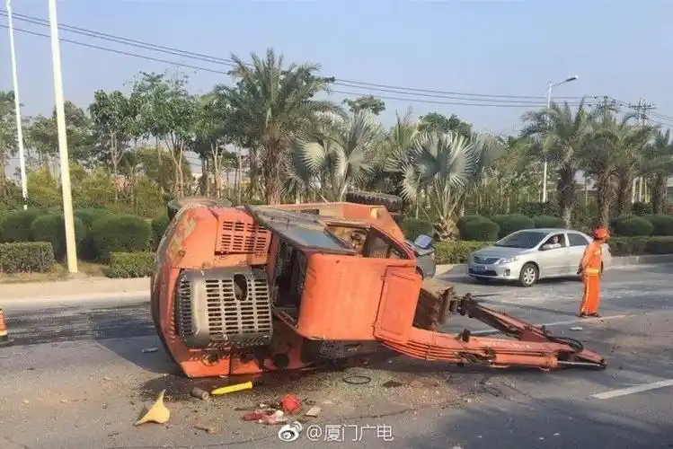 翔安一挖掘机开得好好的,突然被水泥搅拌车从后面撞翻!