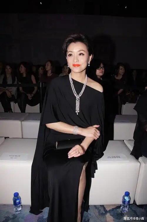 原创杨澜真是优雅女性的典范,穿斜肩连衣裙去看秀,气质很难被超越