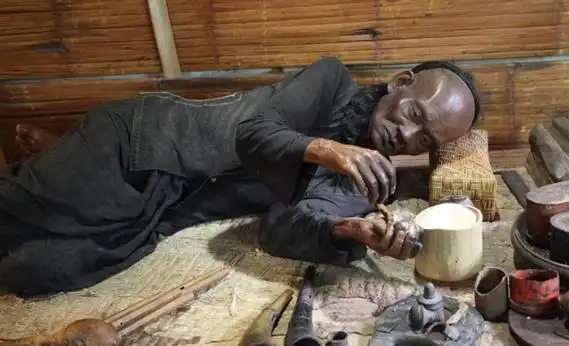 鸦片对晚清中国的危害多大?瘾君子超千万,官员上朝一半站不起来