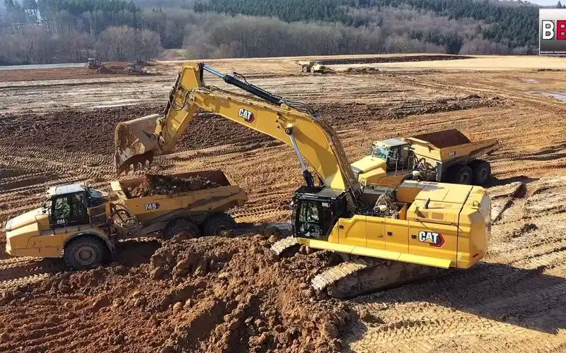 卡特彼勒395大型反铲履带式挖掘机工作_哔哩哔哩_bilibili