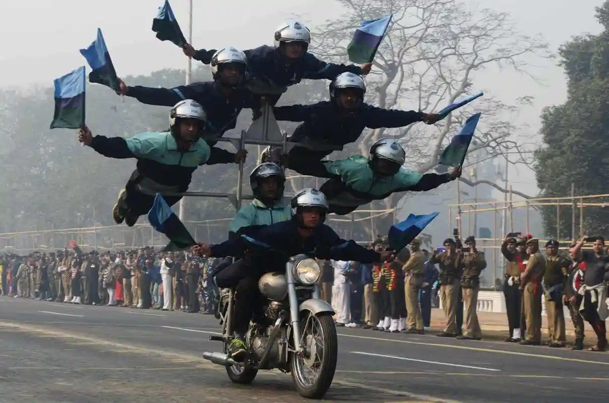 印度最高法院当地时间12日宣布,由于摩托车载客安全隐患极大,印度