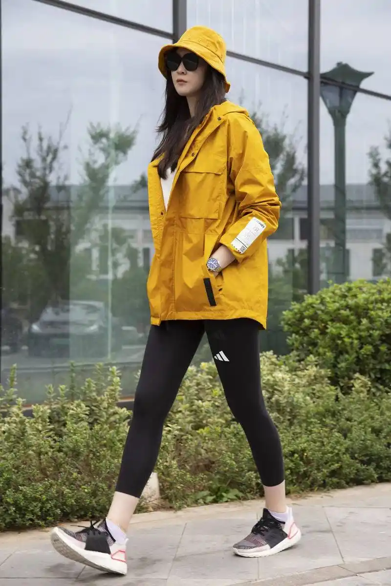 惠若琪这腿娱乐圈罕见,穿短皮裙的腿明明不细,却是女生最爱的