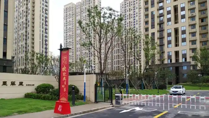 上午,他从开发商负责人手中拿到了虹口区彩虹湾四期墨翠里小区房屋的