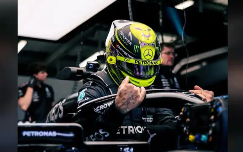 汉密尔顿发布2023赛季头盔涂装 骚黄加紫色线条