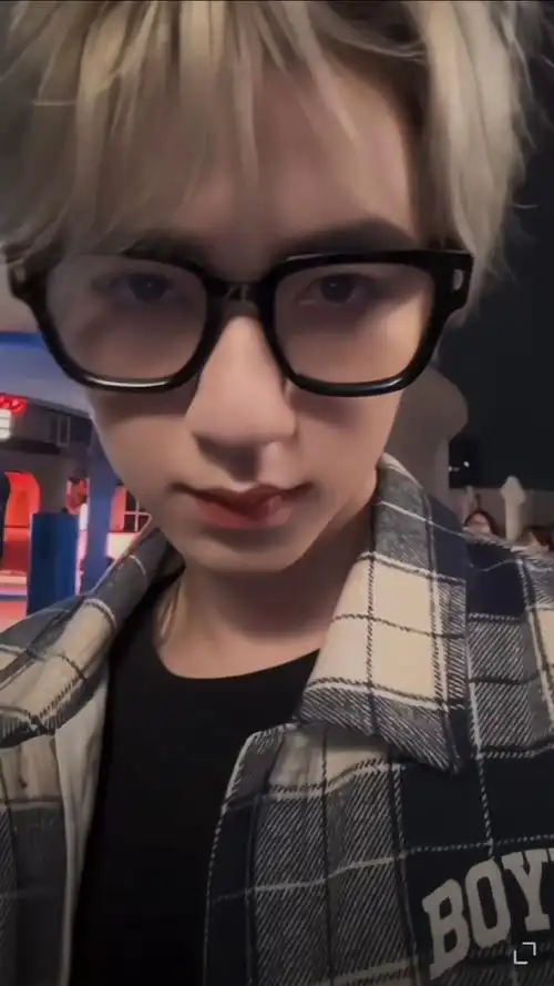 发了视频=发了无数张自拍05#贺峻霖黑眼镜框造型