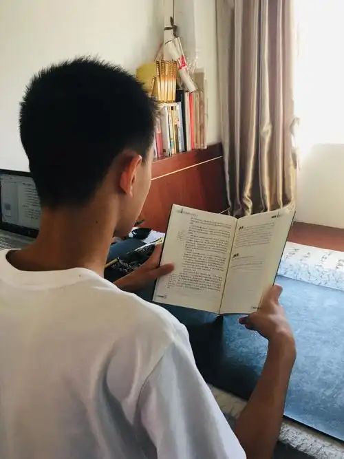 认真读书的背影