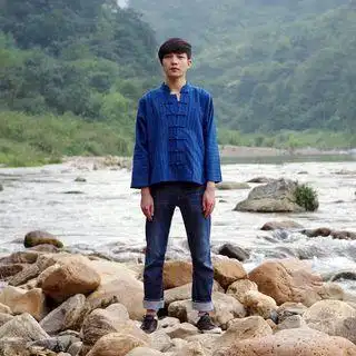 吾土吾生 布依族传统男装上衣 手工纺织植物蓝染面料的图片